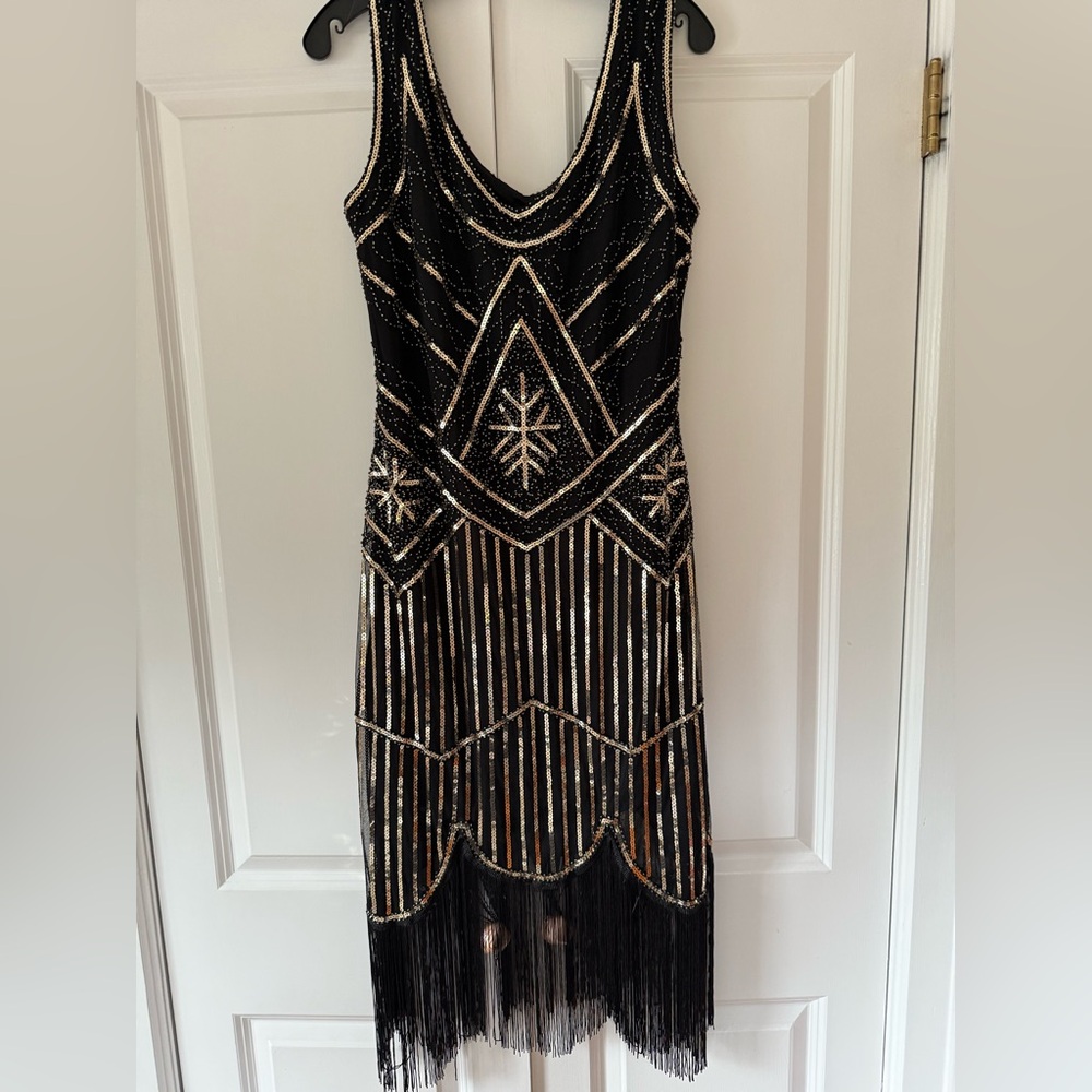 Elegant Black and Gold Ladies 1920’s style Flapper Midi Dress with accessories